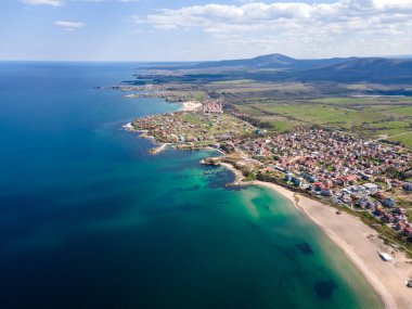 Bulgaristan 'ın Burgaz Bölgesi' ndeki Lozenets kasabası yakınlarındaki Karadeniz kıyılarının hava manzarası