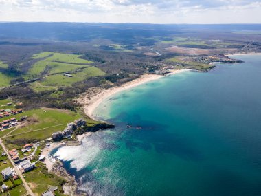 Bulgaristan 'ın Burgaz Bölgesi' ndeki Lozenets kasabası yakınlarındaki Karadeniz kıyılarının hava manzarası