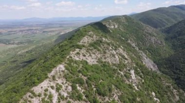 Bulgaristan 'ın Filibe Bölgesi Asenovgrad kenti yakınlarındaki Rodop Dağları' nın Havadan Bahar manzarası