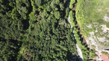 Bulgaristan 'ın Filibe Bölgesi Asenovgrad kenti yakınlarındaki Rodop Dağları' nın Havadan Bahar manzarası