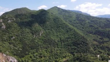Bulgaristan 'ın Filibe Bölgesi Asenovgrad kenti yakınlarındaki Rodop Dağları' nın Havadan Bahar manzarası