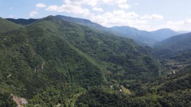 Bulgaristan 'ın Filibe Bölgesi Asenovgrad kenti yakınlarındaki Rodop Dağları' nın Havadan Bahar manzarası