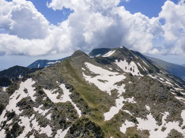 Bulgaristan 'ın Popovo Gölü yakınlarındaki Pirin Dağı' nın şaşırtıcı hava manzarası