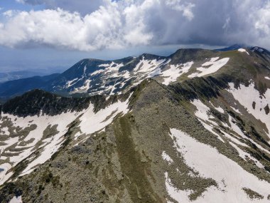 Bulgaristan 'ın Popovo Gölü yakınlarındaki Pirin Dağı' nın şaşırtıcı hava manzarası