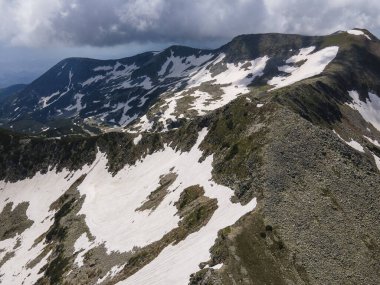 Bulgaristan 'ın Popovo Gölü yakınlarındaki Pirin Dağı' nın şaşırtıcı hava manzarası