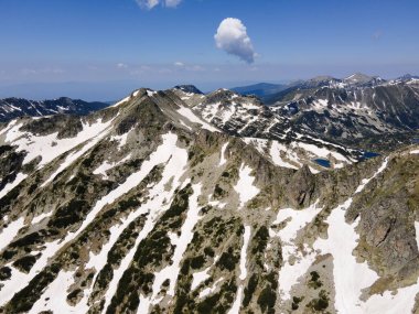 Bulgaristan 'ın Popovo Gölü yakınlarındaki Pirin Dağı' nın şaşırtıcı hava manzarası