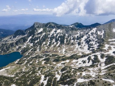 Bulgaristan 'ın Popovo Gölü yakınlarındaki Pirin Dağı' nın şaşırtıcı hava manzarası