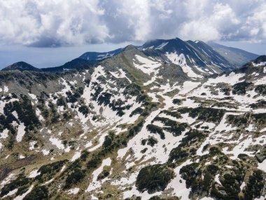 Bulgaristan 'ın Popovo Gölü yakınlarındaki Pirin Dağı' nın şaşırtıcı hava manzarası