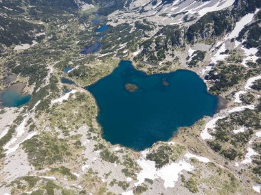 Bulgaristan 'ın Popovo Gölü yakınlarındaki Pirin Dağı' nın şaşırtıcı hava manzarası