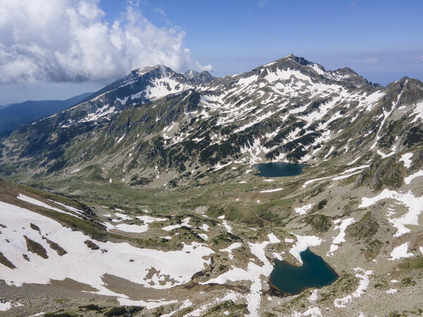 Удивительный вид с высоты птичьего полета на гору Пирин возле озера Попово, Болгария