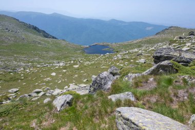 Bulgaristan 'ın Kalin zirvesi yakınlarındaki Rila Dağı' nın İnanılmaz Yaz Manzarası