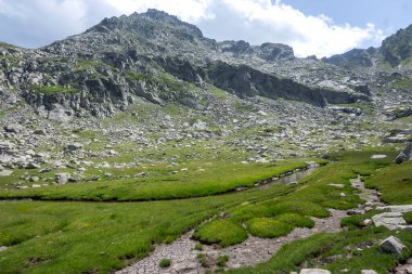 Bulgaristan 'ın Kalin zirvesi yakınlarındaki Rila Dağı' nın İnanılmaz Yaz Manzarası