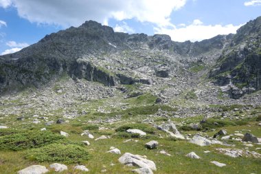 Bulgaristan 'ın Kalin zirvesi yakınlarındaki Rila Dağı' nın İnanılmaz Yaz Manzarası