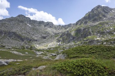 Bulgaristan 'ın Kalin zirvesi yakınlarındaki Rila Dağı' nın İnanılmaz Yaz Manzarası