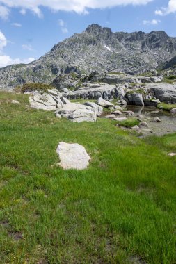 Bulgaristan 'ın Kalin zirvesi yakınlarındaki Rila Dağı' nın İnanılmaz Yaz Manzarası