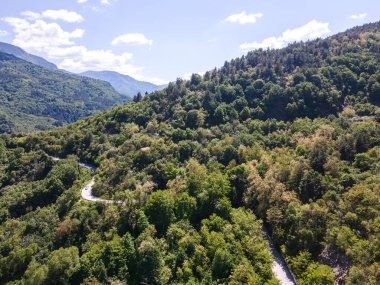 Bulgaristan 'ın Filibe Bölgesi Asenovgrad kenti yakınlarındaki Rodop Dağları' nın Havadan Bahar manzarası