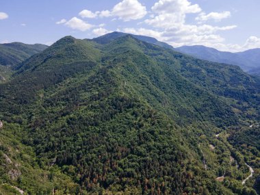 Bulgaristan 'ın Filibe Bölgesi Asenovgrad kenti yakınlarındaki Rodop Dağları' nın Havadan Bahar manzarası