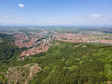 Bulgaristan 'ın Filibe Bölgesi Asenovgrad kenti yakınlarındaki Rodop Dağları' nın Havadan Bahar manzarası