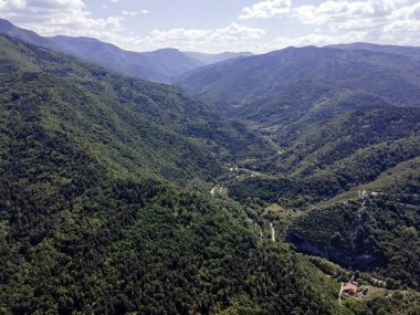 Bulgaristan 'ın Filibe Bölgesi Asenovgrad kenti yakınlarındaki Rodop Dağları' nın Havadan Bahar manzarası