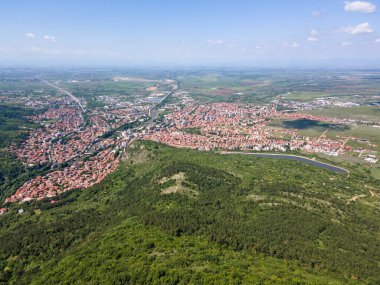 Bulgaristan 'ın Filibe Bölgesi Asenovgrad kenti yakınlarındaki Rodop Dağları' nın Havadan Bahar manzarası