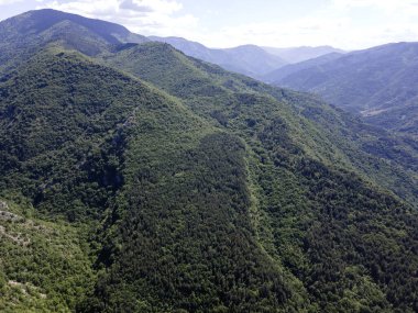 Bulgaristan 'ın Filibe Bölgesi Asenovgrad kenti yakınlarındaki Rodop Dağları' nın Havadan Bahar manzarası