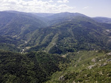 Bulgaristan 'ın Filibe Bölgesi Asenovgrad kenti yakınlarındaki Rodop Dağları' nın Havadan Bahar manzarası