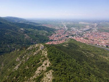 Bulgaristan 'ın Filibe Bölgesi Asenovgrad kenti yakınlarındaki Rodop Dağları' nın Havadan Bahar manzarası