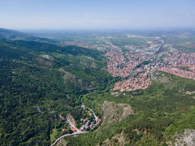 Bulgaristan 'ın Filibe Bölgesi Asenovgrad kenti yakınlarındaki Rodop Dağları' nın Havadan Bahar manzarası