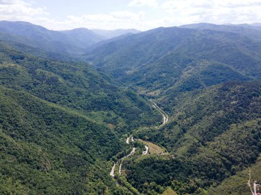 Bulgaristan 'ın Filibe Bölgesi Asenovgrad kenti yakınlarındaki Rodop Dağları' nın Havadan Bahar manzarası