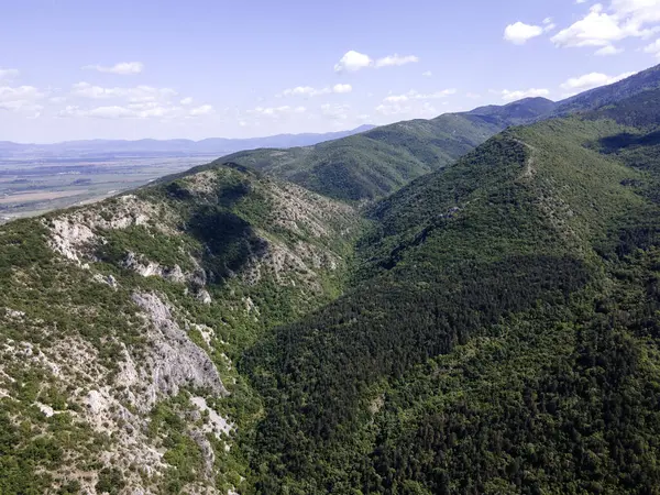 Bulgaristan 'ın Filibe Bölgesi Asenovgrad kenti yakınlarındaki Rodop Dağları' nın Havadan Bahar manzarası