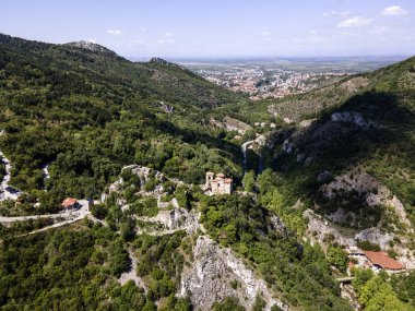 Bulgaristan 'ın Ortaçağ Asen Kalesi, Asenovgrad, Filibe Bölgesi' ndeki Kutsal Meryem Ana Kilisesi 'nin Havadan Bahar manzarası