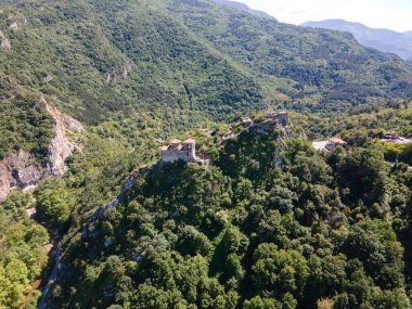 Bulgaristan 'ın Ortaçağ Asen Kalesi, Asenovgrad, Filibe Bölgesi' ndeki Kutsal Meryem Ana Kilisesi 'nin Havadan Bahar manzarası