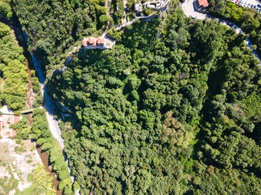 Bulgaristan 'ın Ortaçağ Asen Kalesi, Asenovgrad, Filibe Bölgesi' ndeki Kutsal Meryem Ana Kilisesi 'nin Havadan Bahar manzarası