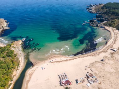 Bulgaristan 'ın Burgaz Bölgesi' ndeki Silistar plajı yakınlarındaki Karadeniz kıyılarının hava manzarası