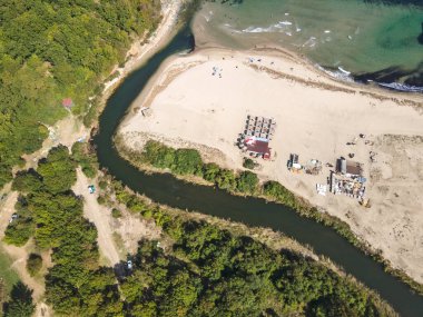 Bulgaristan 'ın Burgaz Bölgesi' ndeki Silistar plajı yakınlarındaki Karadeniz kıyılarının hava manzarası