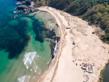 Bulgaristan 'ın Burgaz Bölgesi' ndeki Silistar plajı yakınlarındaki Karadeniz kıyılarının hava manzarası