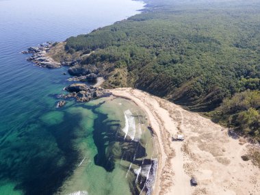 Bulgaristan 'ın Burgaz Bölgesi' ndeki Silistar plajı yakınlarındaki Karadeniz kıyılarının hava manzarası