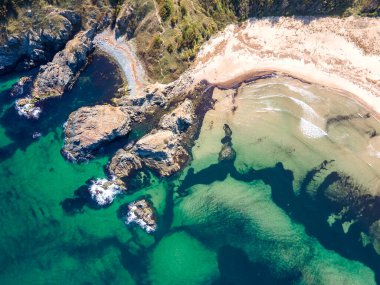 Bulgaristan 'ın Burgaz Bölgesi' ndeki Silistar plajı yakınlarındaki Karadeniz kıyılarının hava manzarası