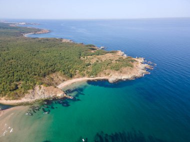 Bulgaristan 'ın Burgaz Bölgesi' ndeki Silistar plajı yakınlarındaki Karadeniz kıyılarının hava manzarası