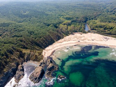 Bulgaristan 'ın Burgaz Bölgesi' ndeki Silistar plajı yakınlarındaki Karadeniz kıyılarının hava manzarası