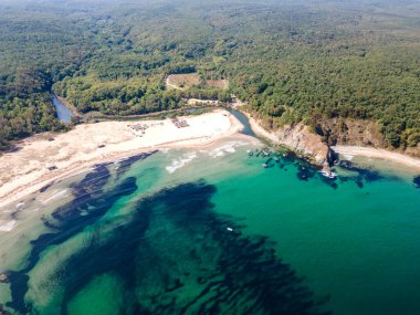 Bulgaristan 'ın Burgaz Bölgesi' ndeki Silistar plajı yakınlarındaki Karadeniz kıyılarının hava manzarası
