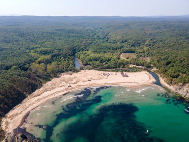 Bulgaristan 'ın Burgaz Bölgesi' ndeki Silistar plajı yakınlarındaki Karadeniz kıyılarının hava manzarası