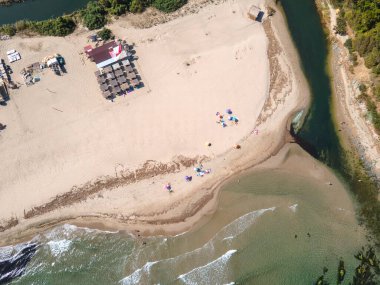 Bulgaristan 'ın Burgaz Bölgesi' ndeki Silistar plajı yakınlarındaki Karadeniz kıyılarının hava manzarası