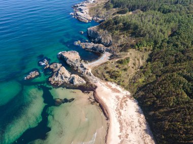 Bulgaristan 'ın Burgaz Bölgesi' ndeki Silistar plajı yakınlarındaki Karadeniz kıyılarının hava manzarası