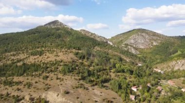Bulgaristan 'ın Pernik Bölgesi Dragovski kamak Tepesi yakınlarındaki Greben Dağı' nın şaşırtıcı sonbahar manzarası