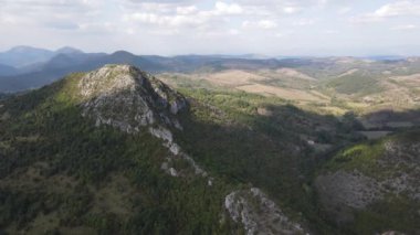 Bulgaristan 'ın Pernik Bölgesi Dragovski kamak Tepesi yakınlarındaki Greben Dağı' nın şaşırtıcı sonbahar manzarası