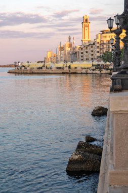 İtalya 'nın Apulia bölgesindeki Bari şehrindeki sahil caddesinin şaşırtıcı günbatımı manzarası