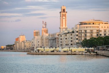 İtalya 'nın Apulia bölgesindeki Bari şehrindeki sahil caddesinin şaşırtıcı günbatımı manzarası