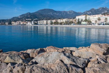 MENTON, FRANCE - 27 Ocak 2024: Menton, Provence Alpes-Cote d 'Azur, Fransa' nın panoramik manzarası