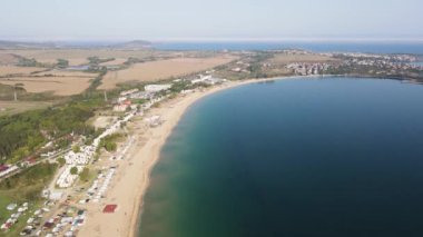 Bulgaristan 'ın Burgaz Bölgesi' nin Sozopol kasabası yakınlarındaki Gradina (Bahçe) plajının havadan manzarası 